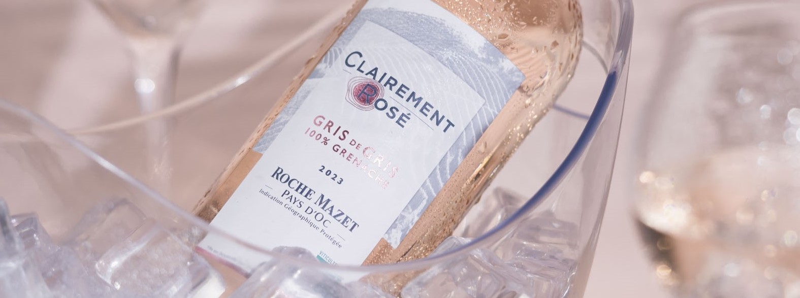 Dégustation de vin Clairement Rosé de Roche Mazet avec verres et bouteille dans un seau à glace