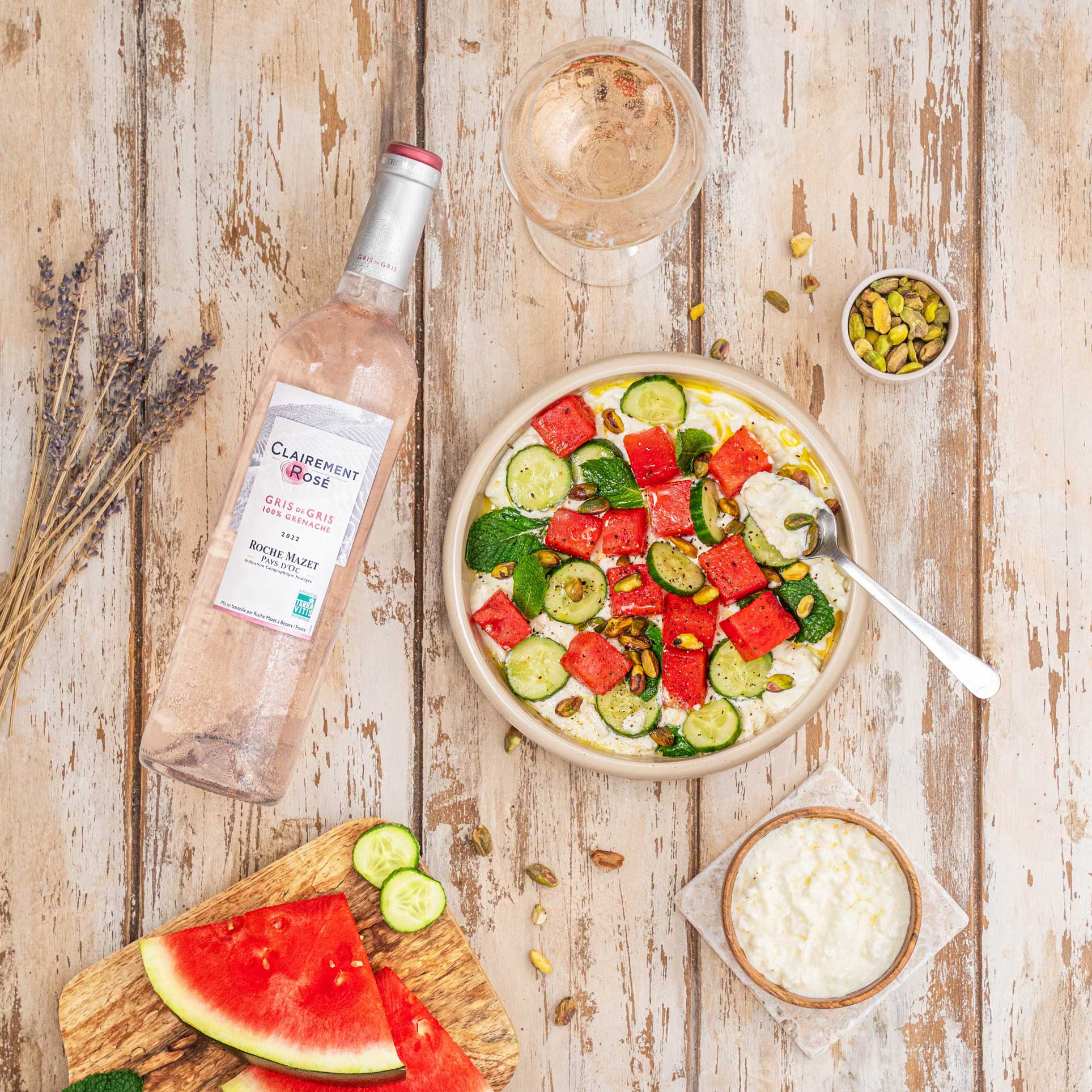 Déjeuner avec Clairement Rosé de Roche Mazet avec en entrée une salade de crudités concombre pastèque