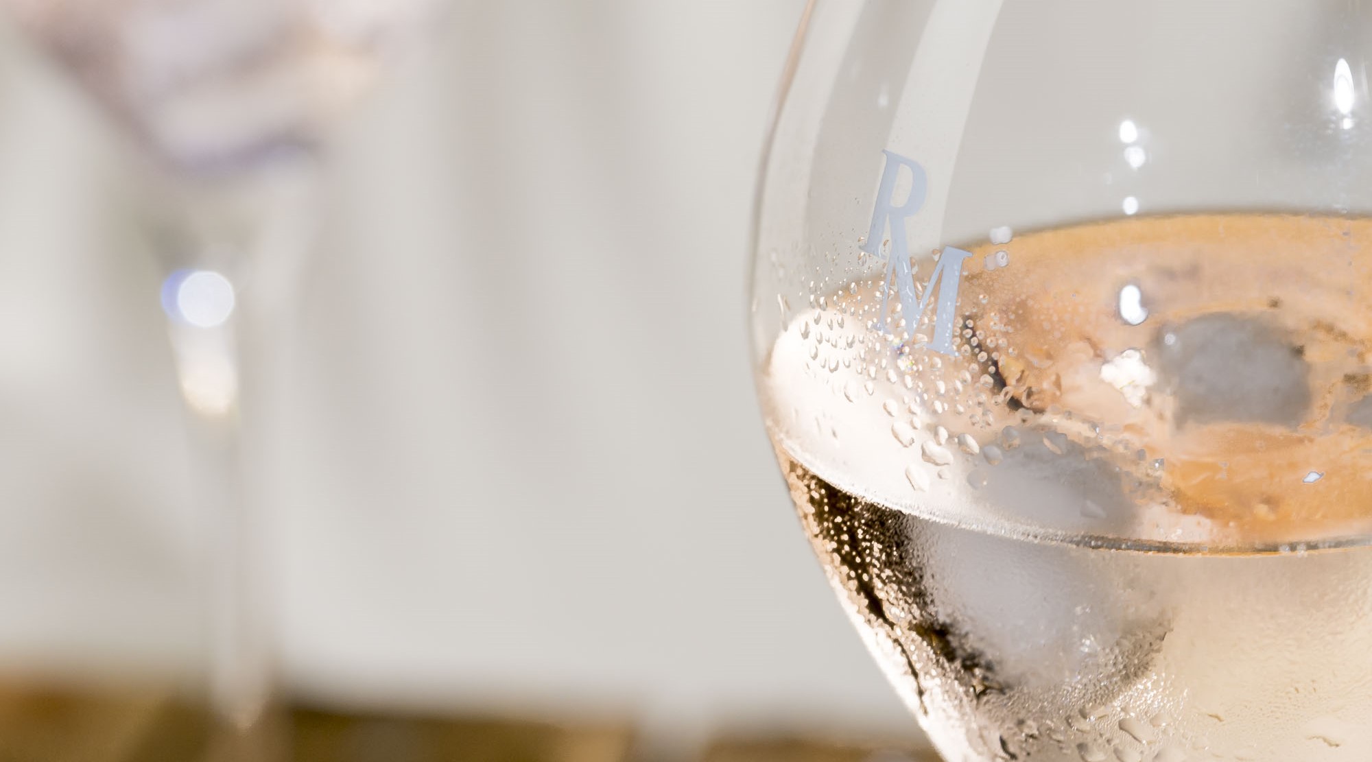 Dégustation de vin Clairement Rosé de Roche Mazet avec verres et bouteille dans un seau à glace